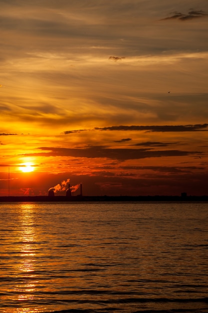 Stad zonsondergang, zonsopgang op de zee zon oceaan