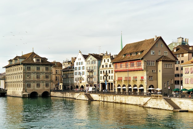 Stadhuis en Limmat River-kade in Zürich, Zwitserland