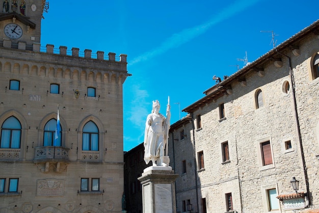 Stadhuis van San Marino en Vrijheidsbeeld op het centrale plein