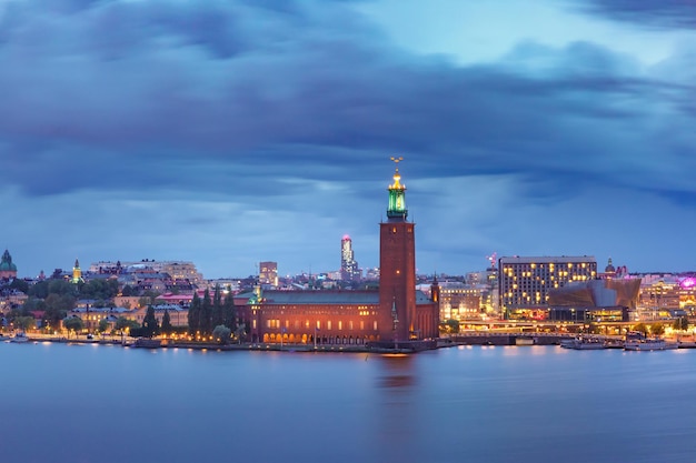 Stadhuis van Stockholm of Stadshuset 's nachts in de oude stad in Stockholm, hoofdstad van Zweden