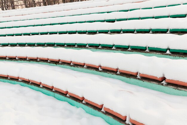 Stadionstoelen bedekt met sneeuw in de winter