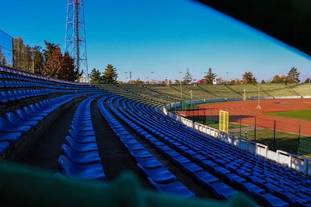 Stadionzetels in de blauwe hemel