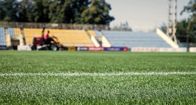 야외 경기장의 경기장 축구장 녹색 잔디는 스포츠 및 게임에 표시가 있는 축구장 골대를 재생하는 건강한 생활 방식에 중점을 둡니다.