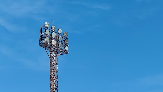 Foto i proiettori dello stadio con lo sfondo del cielo