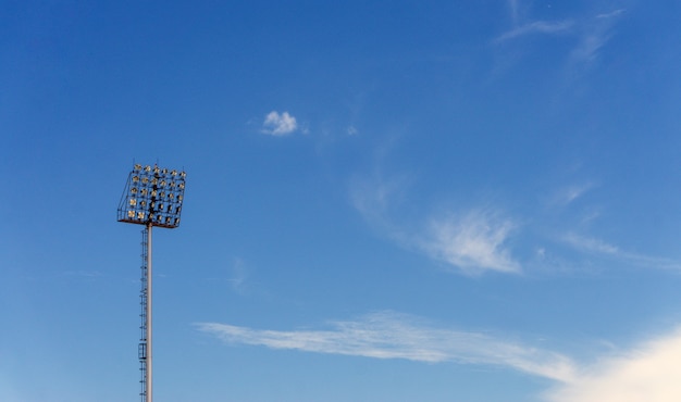 Foto luce dello stadio sul fondo del cielo blu, con lo spazio della copia per testo.