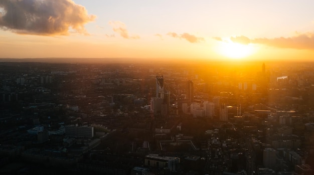 Stadsbeeld bij zonsondergang