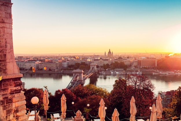 stadsbeeld met kettingbrug in Boedapest bij zonsopgang
