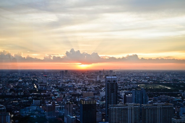 Stadsbeeld tegen de hemel bij zonsondergang