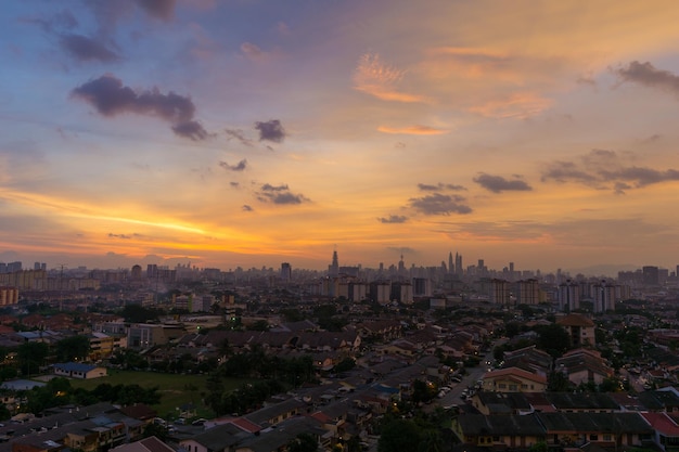 Stadsbeeld tegen een bewolkte hemel bij zonsondergang