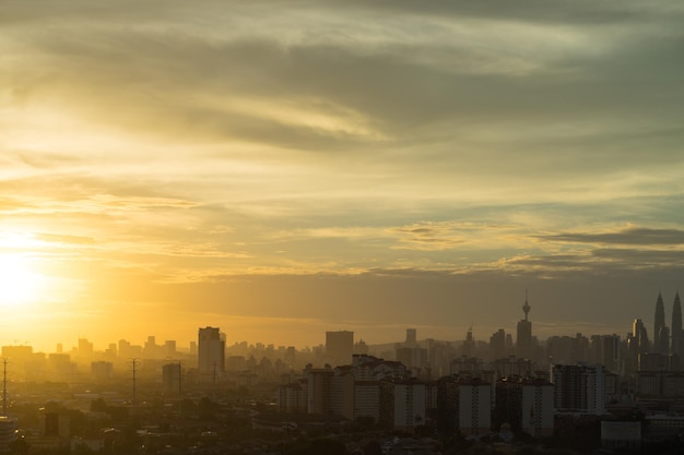 Stadsbeeld tegen een heldere lucht bij zonsondergang