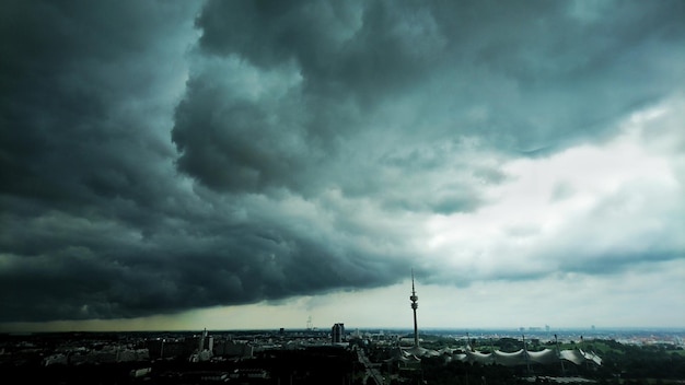 Stadsbeeld tegen stormwolken