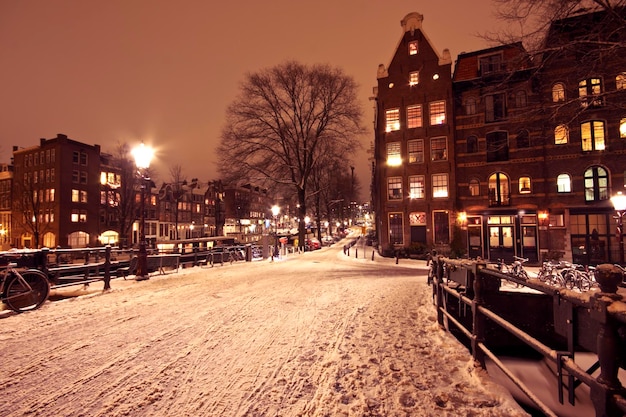 Foto stadsbeeld van amsterdam in nederland in de winter's nachts