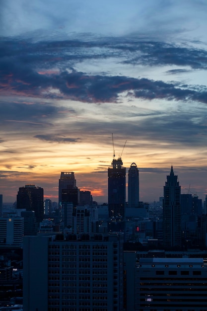 Stadsbeeld van Bangkok bij zonsondergang