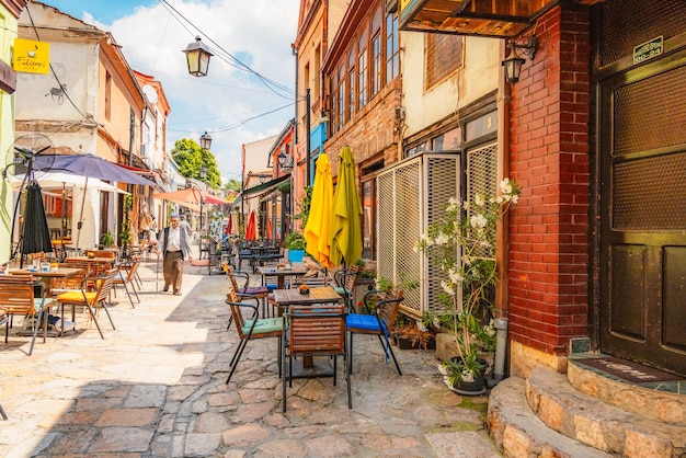 Stadsbeeld van de hoofdstad van Noord-Macedonië Skopje Straat van de Oude Bazaar markt met voetgangers Een van de oudste markten en populaire toeristische winkelgebied