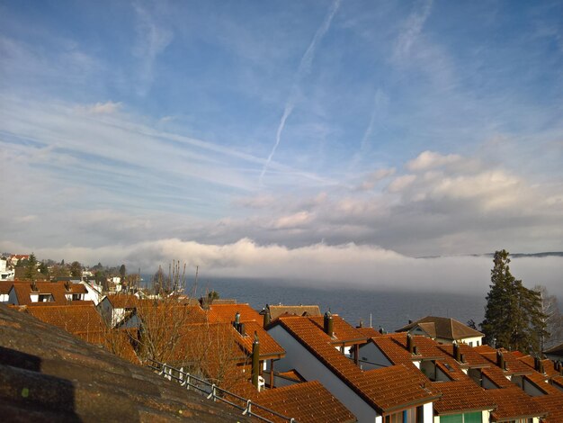 Foto stadsbeeld van de zee tegen de lucht