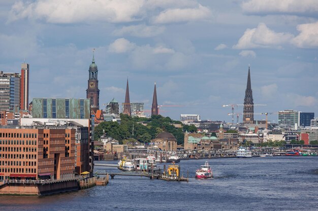 Stadsbeeld van Hamburg met kerken en de Elbe