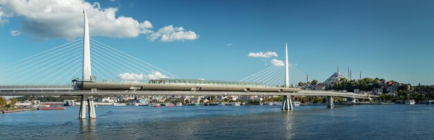 Foto stadsbeeld van istanbul panoramisch uitzicht op de golden horn bridge en de suleymaniye