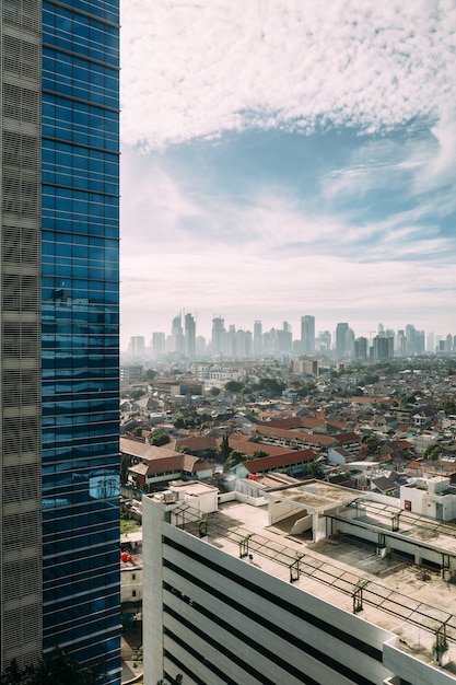 Stadsbeeld van Jakarta met hoge opkomst