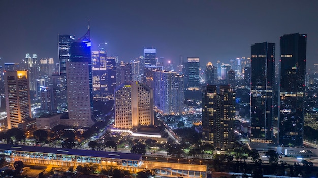 Stadsbeeld van Jakarta met moderne gebouwen 's nachts