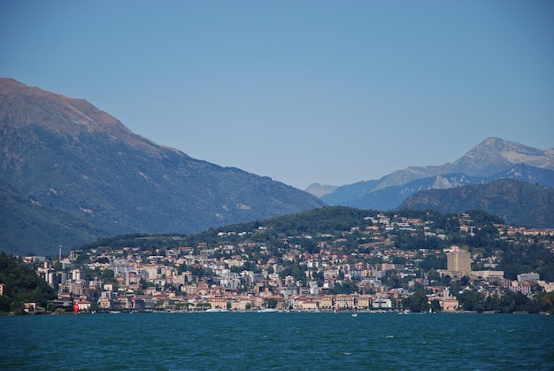 Foto stadsbeeld van lugano en uitzicht op het meer van ceresio in campione ditalia como lombardije italië