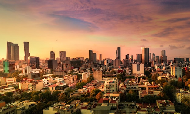 Stadsbeeld van Mexico-Stad onder een bewolkte hemel tijdens de zonsondergang in de avond in Mexico