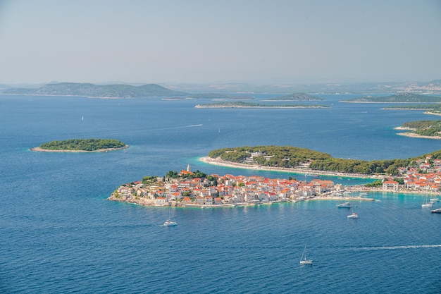 Foto stadsbeeld van primosten in kroatië