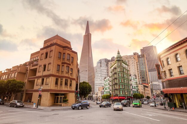 Stadsbeeld van San Francisco in de schemering in de Verenigde Staten