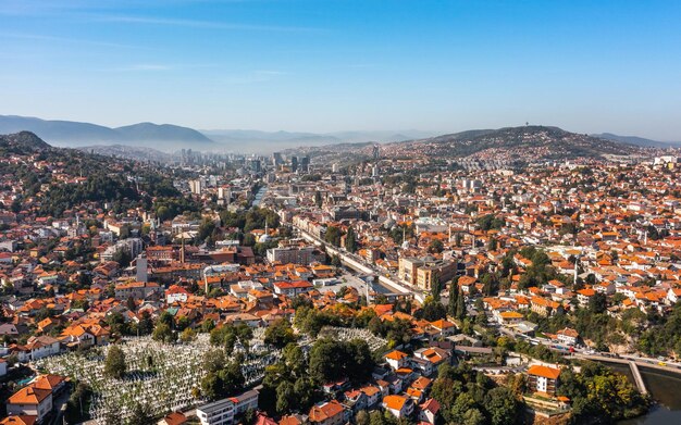 Foto stadsbeeld van sarajevo op een zonnige dag