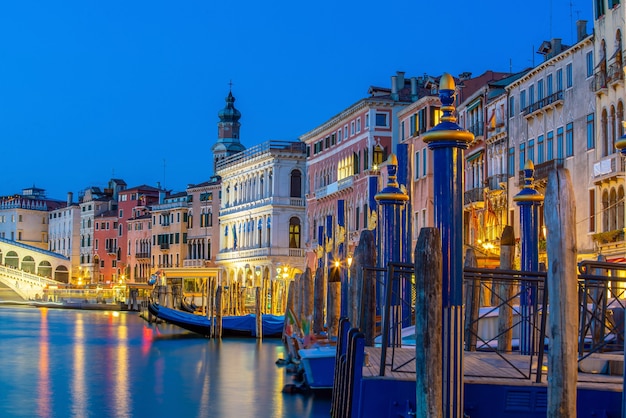 Stadsbeeld van Venetië, in Italië tijdens zonsopgang met Gondels