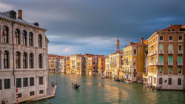 Stadsbeeld van Venetië, Italië bij zonsondergang