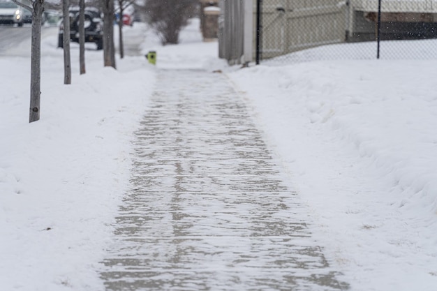 Stadsbestrating stoep sneeuwvrij gemaakt in de winter