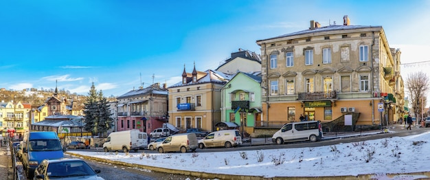 Stadscentrum en het oude stadhuis in chortkiv, oekraïne, op een zonnige winterdag