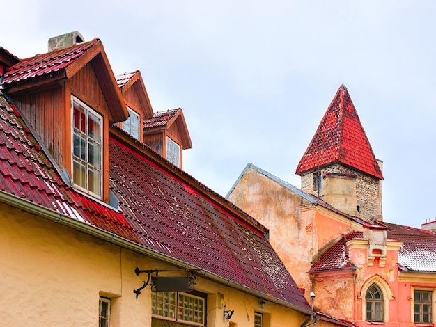 Stadsdaken en verdedigingstorens van de oude stad van Tallinn, Estland in de winter