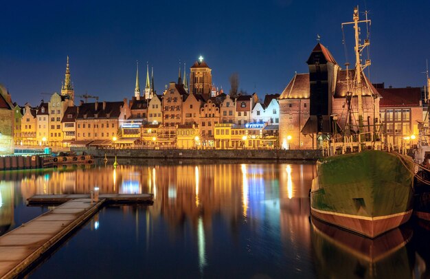 Stadsdam en gevels van middeleeuwse huizen in de oude stad's nachts Gdansk Polen
