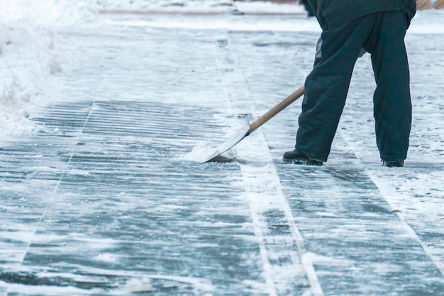 Stadsdienst die straten van sneeuw schoonmaakt met speciaal gereedschap na sneeuwval d