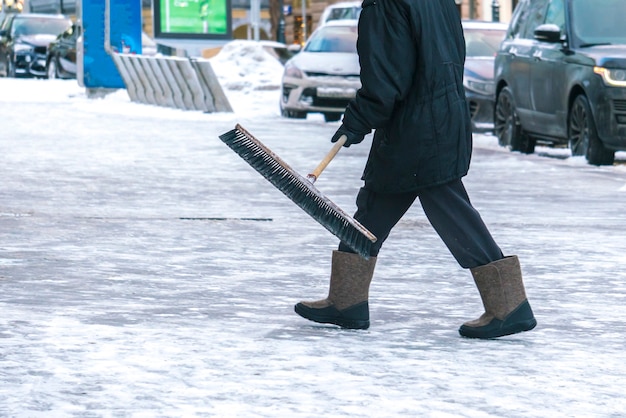 Stadsdienst maakt straten sneeuwvrij met speciaal gereedschap na sneeuwval b