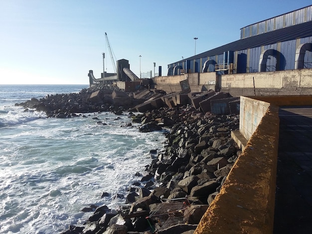 Stadsdijk aan de haven van antofagasta, chili