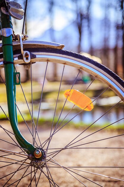 Stadsfietsbanden buiten zomerse stadsmobiliteit