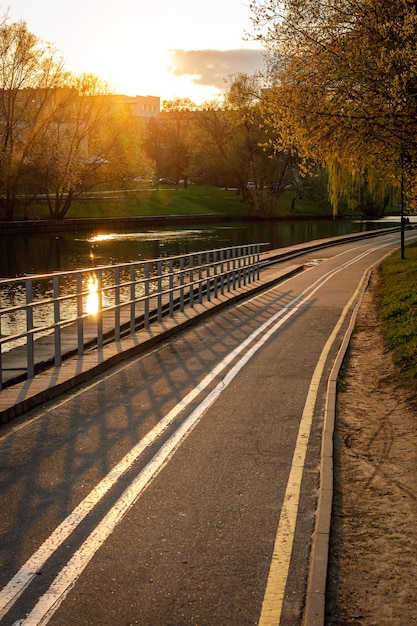 Stadsfietspad bij zonsondergang.