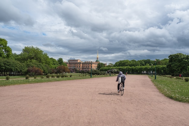 Stadsfietstochten. Uitzicht op de zomer stadsgezicht in St. Petersburg