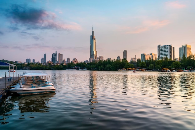 Stadsgezicht bij het Xuanwu-meer in Nanjing