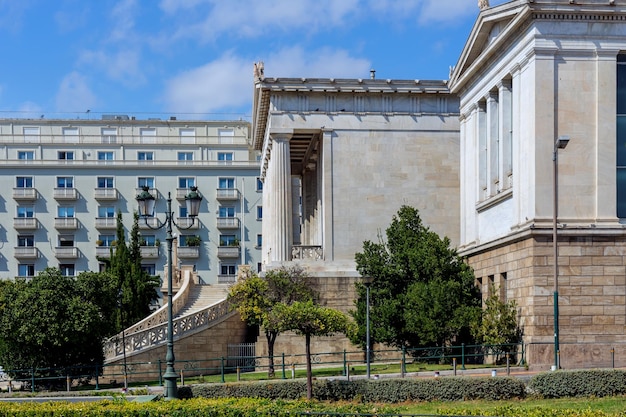 Stadsgezicht De Nationale Bibliotheek van Griekenland in de stad Athene met kolommen in neoklassieke stijl op een zonnige dag