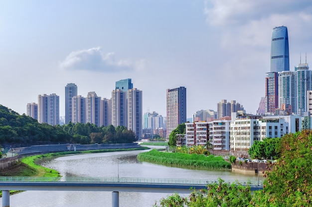 Stadsgezicht en skyline met rivier en wolkenkrabbers.