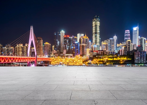 Stadsgezicht en skyline van het centrum in de buurt van water van Chongqing 's nachts