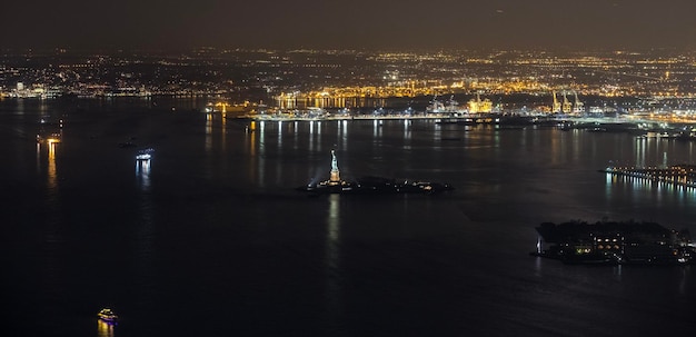 Stadsgezicht kijkend naar de kustlijn van New Jersey met het Vrijheidsbeeld in het midden van het uitzicht