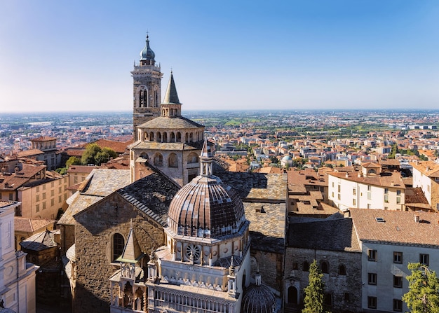 Stadsgezicht met basiliek van santa maria maggiore in citta alta in bergamo in lombardije, italië. de oude stad heet bovenstad.