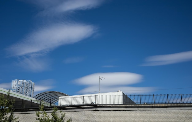 Stadsgezicht met blauwe lucht en pluizige wolken