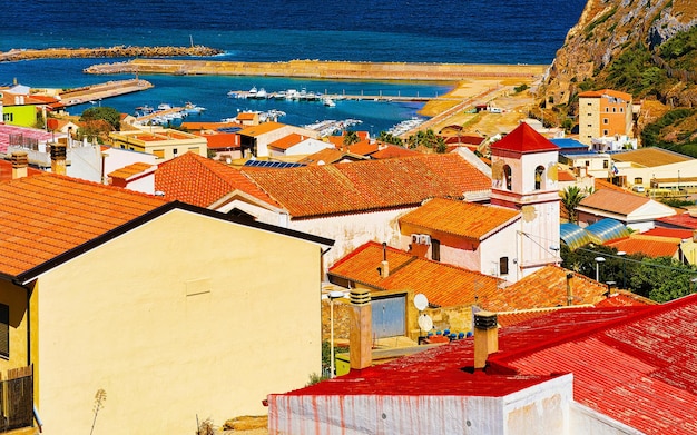 Stadsgezicht met Buggerru stad met cottage huis architectuur aan de Middellandse Zee in Zuid-Sardinië in Italië. Sardisch Italiaans stadje in Sardegna.