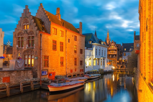 Stadsgezicht met de pittoreske nachtgracht Dijver in Brugge