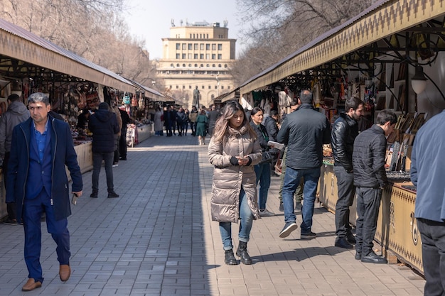 Stadsgezicht met drukke voetgangersstraat langs de Vernissage-souvenirmarkt Yerevan, Armenië